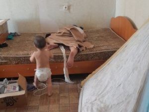 В Якутске мать неделю беспробудно пьянствовала, бросив на произвол судьбы трех малолетних детей