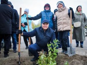 К 392-летию Якутска горожане высадили деревья в Парке Победы