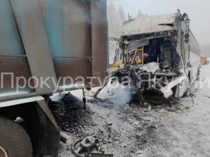 В Нерюнгринском районе столкнулись автобус и грузовик