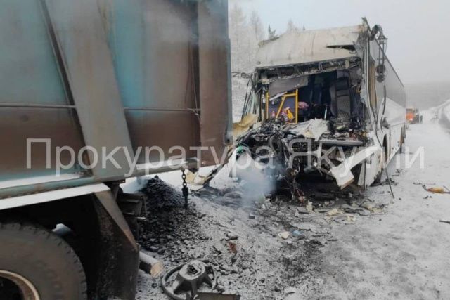 В Нерюнгринском районе столкнулись автобус и грузовик