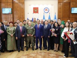 Айсен Николаев вручил якутянам госнаграды РФ и РС(Я)