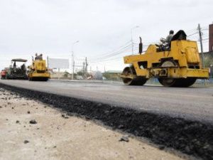 На улице Петра Алексеева идет укладка асфальтового полотна