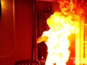 В Среднеколымске при пожаре в доме погиб мужчина, еще один пострадал