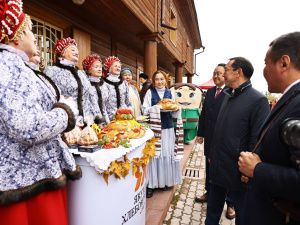 Айсен Николаев возложил цветы к памятнику основателю Якутска