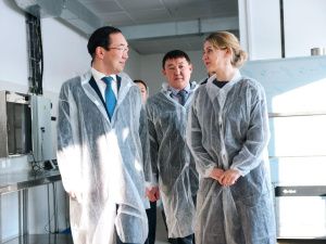 Айсен Николаев посетил комбинат школьного питания в Ленске