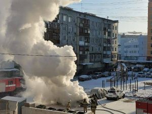 В центре Якутска загорелся микроавтобус