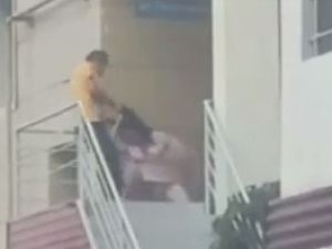 В Якутске мужчина таскал за волосы и пинал женщину на крыльце дома: Полиция установила личность драчуна