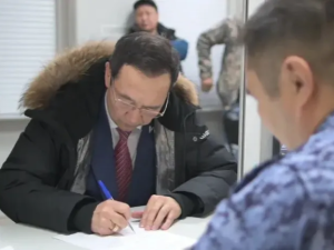 Айсен Николаев передал бойцам СВО гладкоствольное ружьё