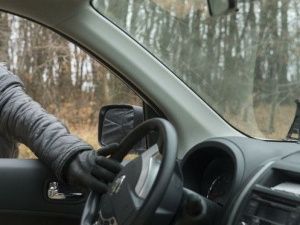 Разбил стекло и поехал за водкой: В Якутске угнали автомобиль