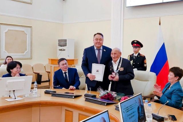 Альберт Семенов поздравил со столетним юбилеем Наума Трифоновича Слепцова