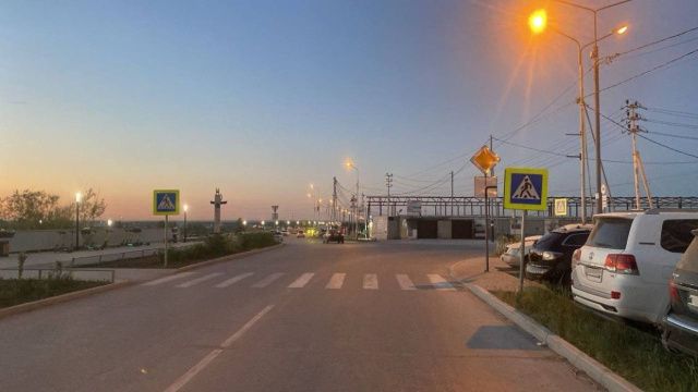 В Якутске водитель электросамоката сбил трёх пешеходов на переходе и скрылся: пострадала девочка