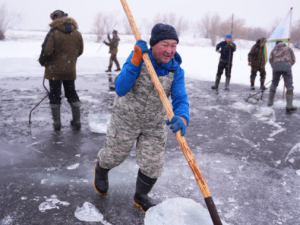 В Якутске прошел субботник по заготовке льда для семей участников СВО и пожилых