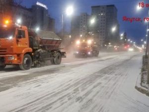 Коммунальные службы Якутска убирают снег с улично-дорожной сети и площадей Якутска