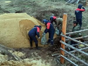 Спасатели отсыпают дамбу в Намском районе