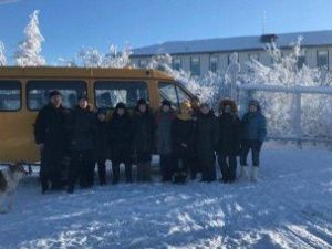 «Долго не могли найти водителя». В арктическое село Оленегорск доставили долгожданный школьный автобус