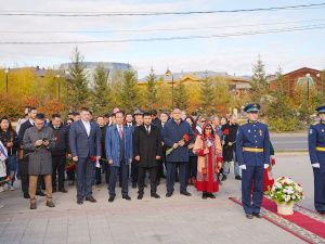 Праздник: В Якутске возложили цветы к памятнику основателю города Петру Бекетову