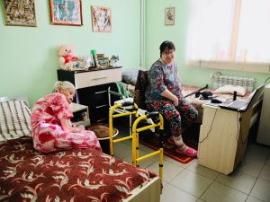 Сардана Авксентьева посетила частный пансионат для престарелых