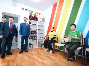 Айсен Николаев проверил работу центра «Сир уустара» в Сунтарском районе