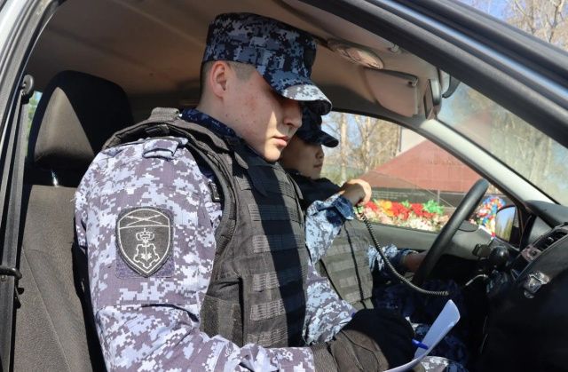 Неоднократно судимый житель Среднеколымска украл у спящего мужчины телефон и банковскую карту