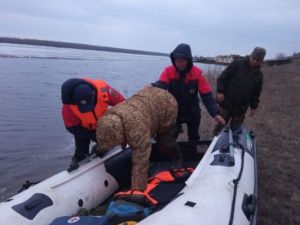 В Якутии одному охотнику стало плохо, еще двое перевернулись на лодке и попали в воду