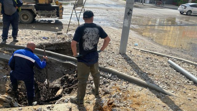 В Якутске восстанавливают водоснабжение после прорыва трубы по улице Федора Попова