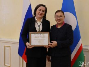 Специальную премию в 100 тысяч рублей вручили ста педагогам Якутии
