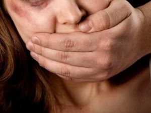 В Якутии двое мужчин похитили девушку и требовали за ее освобождение 100 тысяч рублей