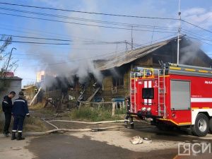 В Якутске загорелся двухэтажный деревянный дом