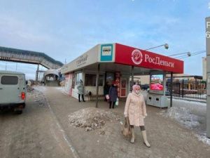 В Якутске устраняют недостатки дорожного полотна на автобусных остановках 