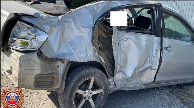 В Якутске автомобиль врезался в столб, а потом в забор: Погиб 21-летний пассажир