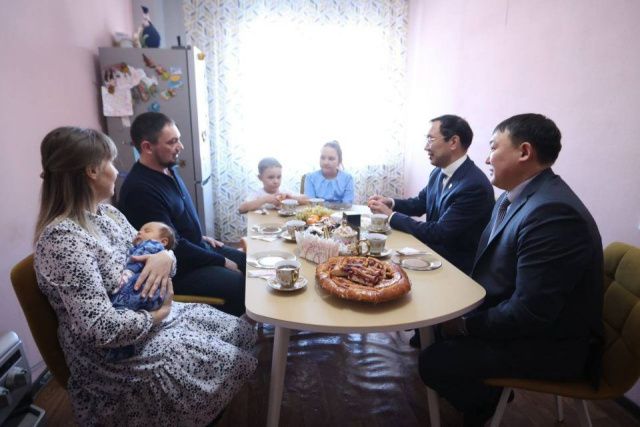 Глава Якутии в Ленске встретился с семьей участника СВО