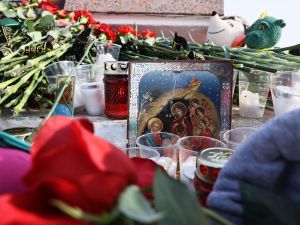 В память о жертвах трагедии на площади Победы в Якутске общественники возложили цветы