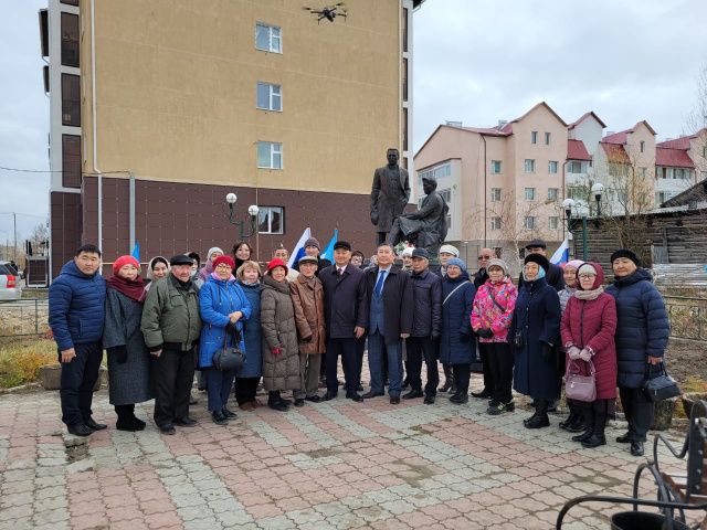 Праздник: В Хангаласском улусе к памятнику братьев Ксенофонтовых возложили цветы