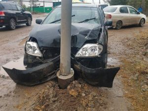 Автоледи «под шафе» врезалась в столб