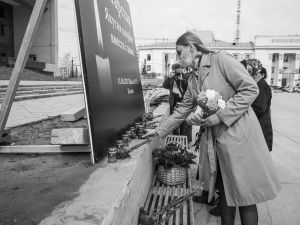 Якутяне возлагают цветы в память о погибших при стрельбе в казанской гимназии № 175