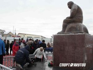 Борцы возложили цветы к памятнику Дмитрия Коркина в канун старта турнира