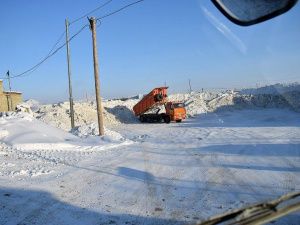 В праздник на уборку: Владимир Федоров поработал снегоуборщиком 23 февраля