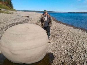 "Яйцо динозавра" на берегу Алдана