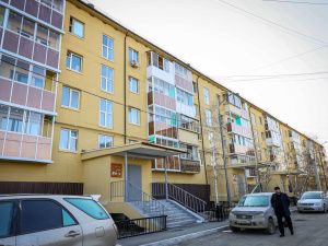 Первый вице-премьер Якутии Дмитрий Садовников проверил ход ремонта домов Якутска