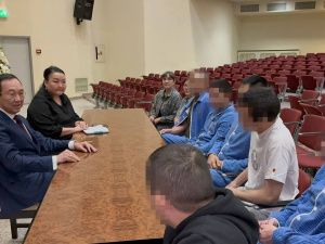 Айсен Николаев посетил раненых якутян в госпитале имени Вишневского