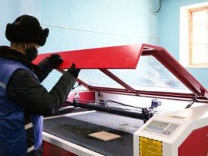 В исправительной колонии № 6 приступили к изготовлению сувенирной продукции на новом станке