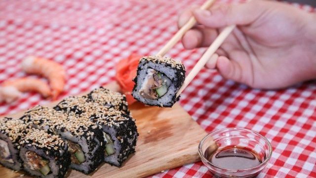 СМИ: В Якутске 12 человек отравились роллами