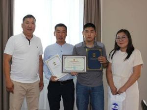 В Чурапчинском улусе вернувшемуся со спецоперации контрактнику подарили 50 тысяч рублей