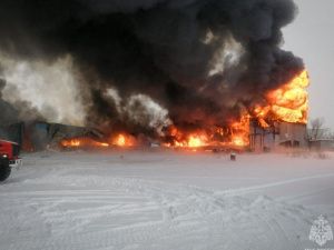 Крупный пожар произошёл в Якутске. Загорелся арочный гараж