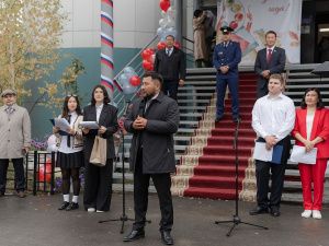 Евгений Григорьев поздравил школьников с Днем знаний