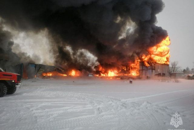 Крупный пожар произошёл в Якутске. Загорелся арочный гараж