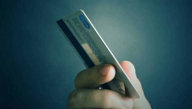 Жительница Якутска украла у спавшего соседа банковскую карту и потратила 110 тысяч рублей