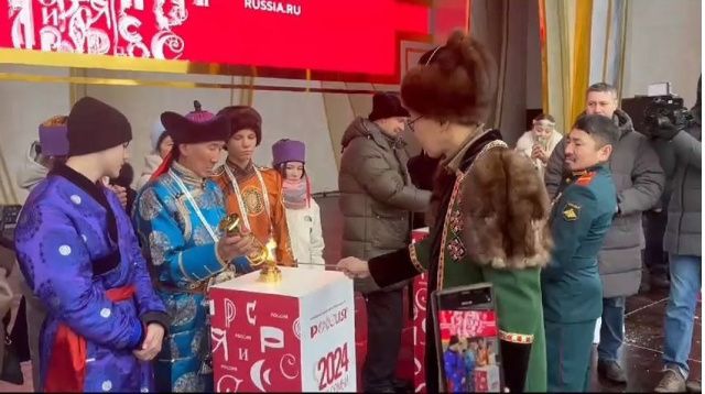 Семья из Якутии передала огонь всероссийского семейного очага регионам Дальнего Востока