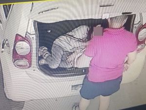 Камера видеонаблюдения в Якутске зафиксировала машину с ребенком в багажнике