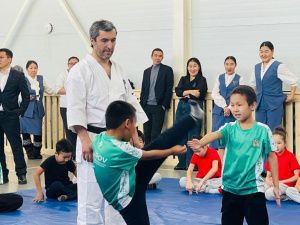 Трехкратный чемпион мира Хаид Мантаев провел мастер-класс для юных каратистов Якутии
